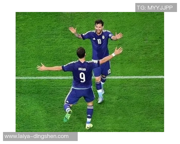 假装梅西踢球的搞笑日常让人捧腹大笑的足球明星模仿秀